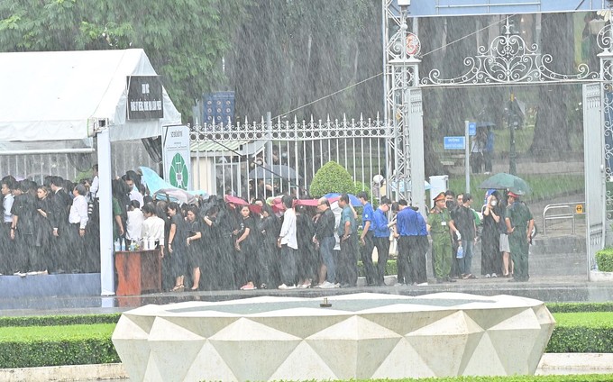 民眾冒雨排隊弔唁阮富仲總書記